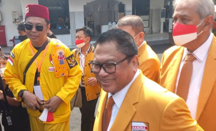 Aksi Partai Hanura Daftar ke KPU, Rombongan Pakai Pakaian Adat - GenPI.co