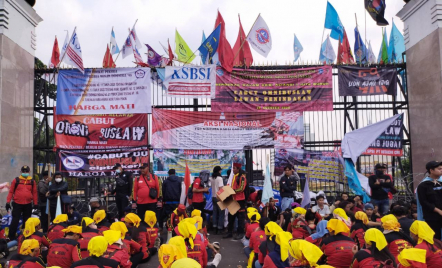 Tolak UU Cipta Kerja, Ribuan Buruh Demonstrasi di Gedung DPR - GenPI.co