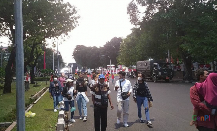 Penurunan Bendera Merah Putih Selesai, Warga Mulai Tinggalkan Istana Merdeka - GenPI.co