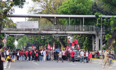 PB PMII Demo Tolak Kenaikan BBM di Kawasan Patung Kuda Jakarta, Lihat Nih Aksinya - GenPI.co