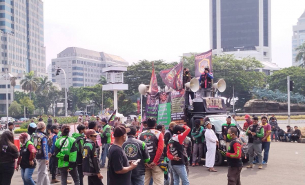 Hujan Guyur Jakarta, Massa Demonstrasi Tolak Kenaikan Harga BBM Akhirnya Bubar - GenPI.co