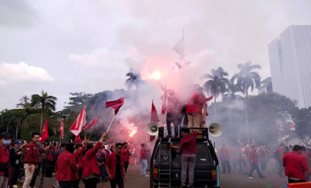 Demo Tolak Kenaikan Harga BBM, Mahasiswa Nyalakan kembang Api - GenPI.co