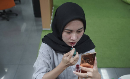 4 Trik Makeup untuk Perempuan Di Atas 50 Tahun, Samarkan Kerutan! - GenPI.co