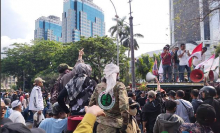 Massa PA 212 Teriak Jokowi Turun di Tengah Demo Tolak Kenaikan Harga BBM - GenPI.co