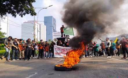 Demo Tolak Kenaikan Harga BBM di DPR RI Membara, Massa Driver Online Bakar Ban - GenPI.co