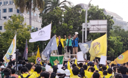 Massa Mahasiswa Nyanyikan Lagu Raisa saat Demonstrasi di Kawasan Patung Kuda Jakarta - GenPI.co