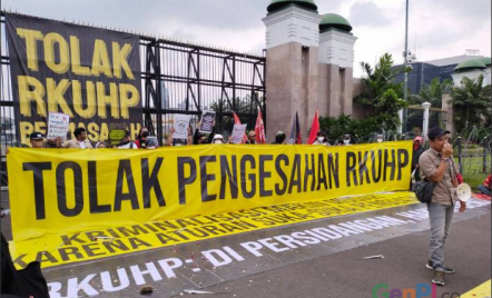 LBH Jakarta Sebut DPR RI Tak Transparan Susun RKUHP - GenPI.co