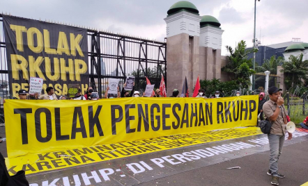 RKUHP Disahkan, LBH Jakarta Anggap Demokrasi Indonesia Sudah Mati - GenPI.co