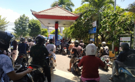 Pertamina Respons Antrean Panjang Warga Singaraja di SPBU - GenPI.co Bali