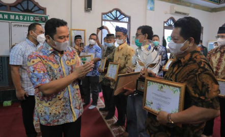 Kreatif, Kartar Kelurahan Cibodas Ubah Pakaian Bekas Jadi Pot - GenPI.co Banten