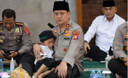 Anak Yatim Tidur Pulas di Pangkuan Kapolda Banten - GenPI.co Banten