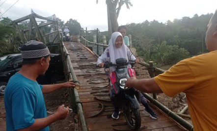 Diterjang Banjir Bandang dan Tanah Longsor, Jembatan di Lebak Rusak Parah - GenPI.co Banten