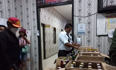 Jelang Nataru, Aparat Gabungan Purwakarta Sita 755 Botol Miras - GenPI.co Jabar