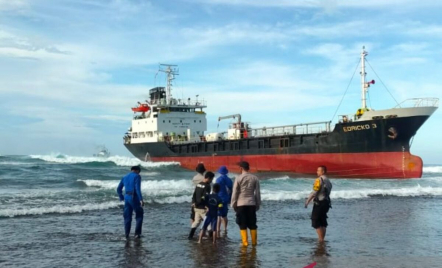 Kapal Tanker Gagal dievakuasi dari Pantai Sancang ke Tengah Laut - GenPI.co Jabar