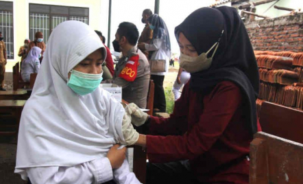 Vaksinasi Dosis 3 Masih 5 Persen, Permintaan Bupati Cirebon Telak - GenPI.co Jabar