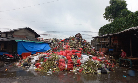 Ya Ampun, Ada Gunung Sampah di Pasar Kemiri Depok - GenPI.co Jabar