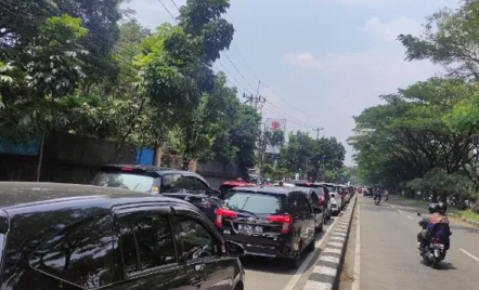 Jalan Menuju Masjid Raya Al Jabbar Macet Parah Minggu Siang - GenPI.co Jabar