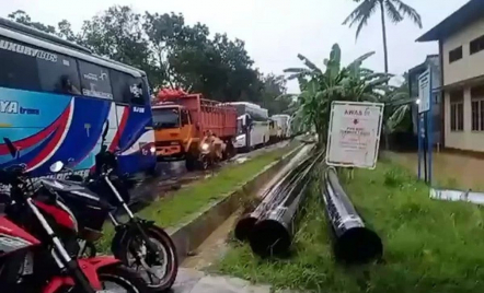 Banjir Banyumas Picu Antrean Kendaraan hingga Dua Kilometer - GenPI.co Jateng