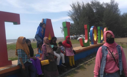 Pantai Jodo Batang Dikunjungi 4.000 Orang per Hari Saat Lebaran - GenPI.co Jateng