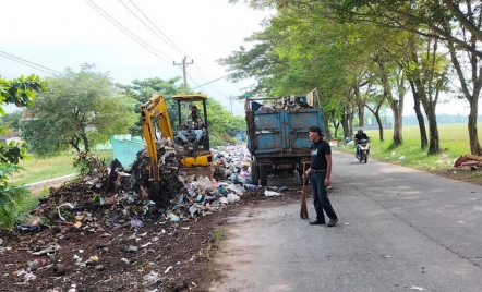 Volume Sampah Naik, DLH Batang Kerahkan Alat Berat - GenPI.co Jateng