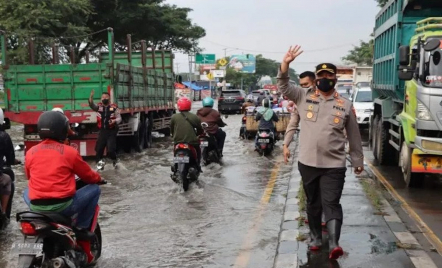 Polres Demak Alihkan Arus Lalu Lintas Menyusul Banjir Rob - GenPI.co Jateng