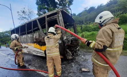 Astaga! Bus Pariwisata Terbakar di Tol Dalam Kota Semarang - GenPI.co Jateng