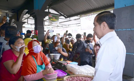 Cek Harga Bahan Pokok di Pasar Malangjiwan Colomadu, Presiden Jokowi: Harga Minyak Naik - GenPI.co Jateng