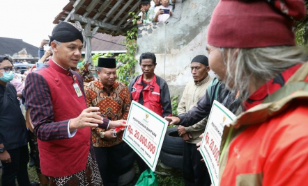 HUT ke-50 PDIP, Ganjar Kucurkan Bantuan RTLH kepada 50 Kader di Jawa Tengah - GenPI.co Jateng
