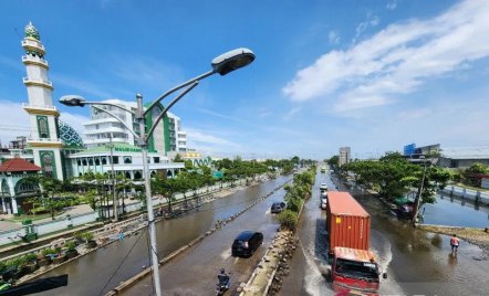 Akhirnya! Banjir Mulai Surut, Jalan Raya Kaligawe Kota Semarang Bisa Dilalui Kendaraan Bermotor - GenPI.co Jateng