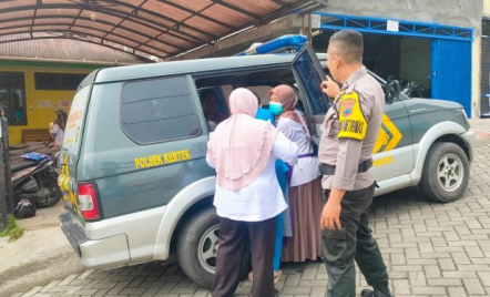 Heboh! Ibu Muda Melahirkan di Mobil Patroli Polsek Kertek Wonosobo, Begini Ceritanya - GenPI.co Jateng