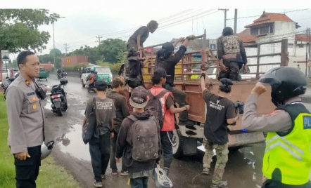 Laga Lawan PSIS Ditunda, Suporter Persebaya Nekat ke Semarang, Begini Nasibnya - GenPI.co Jateng