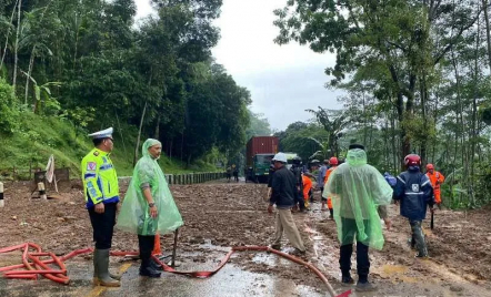 Waduh! Tebing Longsor Tutup Jalan Jogja-Semarang, Begini Kondisinya - GenPI.co Jateng