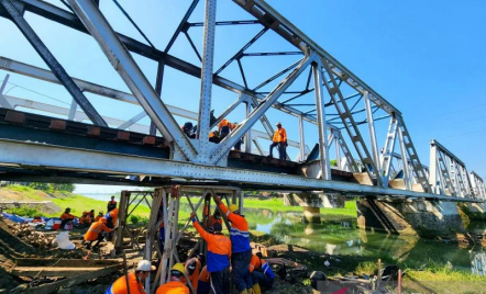 Pascakecelakaan KA Brantas Tabrak Truk di Semarang, KAI Perbaiki Konstruksi Jembatan Rel Kanal Banjir Barat - GenPI.co Jateng