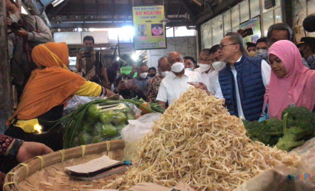 Kunjungi Pasar Gede Solo, Zulhas: Telur Harganya Rp 27.000/Kg, Sudah Bagus! - GenPI.co Jateng