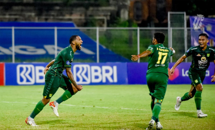 Bek Tangguh Pergi. Persebaya Resmi Lepas Semua Pemain Asingnya - GenPI.co Jatim