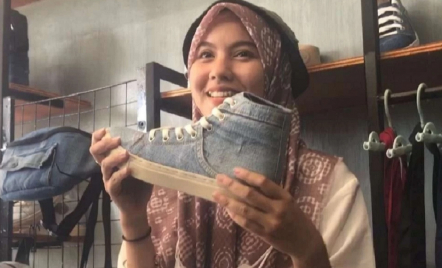 Upject, Produk Lokal Sepatu Mojokerto Berbahan Denim - GenPI.co Jatim