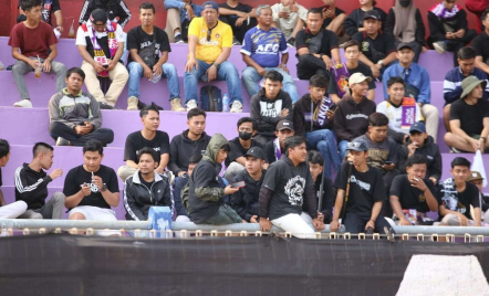 Kalah 1-2 Lawan Borneo FC, Suporter Persik Luapkan Kekecewaan - GenPI.co Jatim