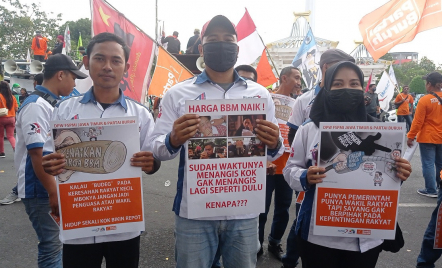 Demo Buruh di Surabaya Sindir Tangisan Puan Maharani, Menohok! - GenPI.co Jatim