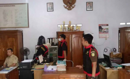 Kantor Desa Batangsaren Tulungagung Mendadak Ramai, Petugas Temukan 3 Dokumen Penting - GenPI.co Jatim