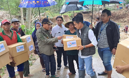 Gerak Cepat BRI Peduli Salurkan Bantuan ke Korban Banjir di Jawa Timur - GenPI.co Jatim