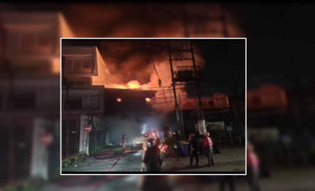 Gudang Swalayan 2 Lantai di Surabaya Hangus Terbakar, 15 Damkar Dikerahkan - GenPI.co Jatim
