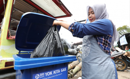 Bersihkan Sampah, BRI Sasar Pasar Kesesi Pekalongan - GenPI.co Jatim