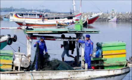 Nekat Tangkap Ikan Pakai Cantrang, Nelayan Situbondo Harus Tanggung Akibatnya - GenPI.co Jatim