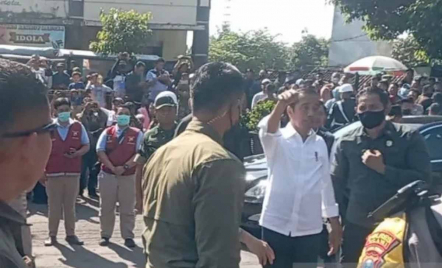 Presiden Jokowi Cek Harga Pangan di Pasar Ngawi, Warga Berebut Minta Bersalaman - GenPI.co Jatim