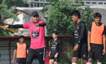 Pelatih Arema FC, Joko Susilo Gelar Latihan Sore Saat Ramadan - GenPI.co Jatim
