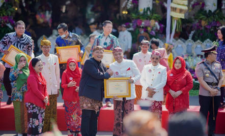 Terima Penghargaan di HUT ke-730, PT SIER Komitmen Ikut Bangun Surabaya - GenPI.co Jatim