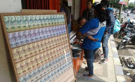 Jasa Tukar Uang di Kota Malang Mulai Muncul, Masih Sepi - GenPI.co Jatim