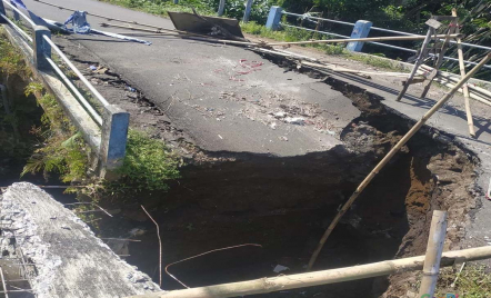 Jembatan Pengubung Desa Ambrol, 4 Bulan Tak Kunjung Diperbaiki - GenPI.co Jatim