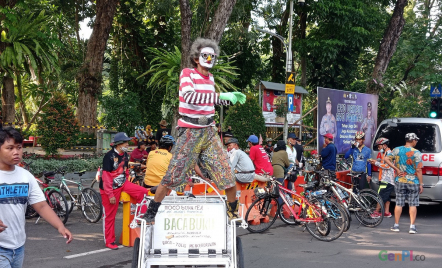Sosialisasikan Gemar Membaca, Aksi Madi di CFD Surabaya Unik - GenPI.co Jatim