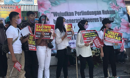 Ratusan Massa Datangi PN Malang Saat Sidang Bos SMA SPI - GenPI.co Jatim